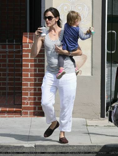  Jen Out With Seraphina After Taking màu tím To School!