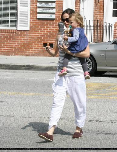  Jen Out With Seraphina After Taking 제비꽃, 바이올렛 To School!