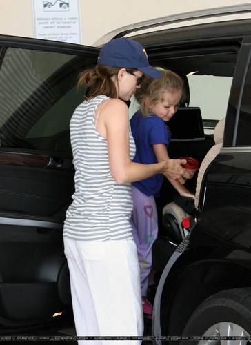  Jen Out With Seraphina After Taking tolet, violet To School!