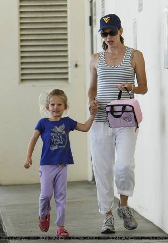  Jen Out With Seraphina After Taking بنفشی, وایلیٹ To School!