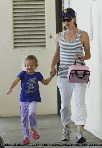  Jen Out With Seraphina After Taking 제비꽃, 바이올렛 To School!