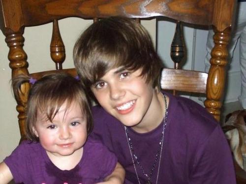  Justin Bieber with his little sister