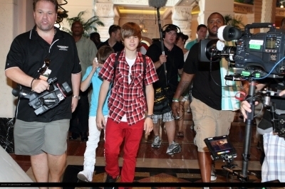  Justin spends his ngày in Atlantis before his buổi hòa nhạc