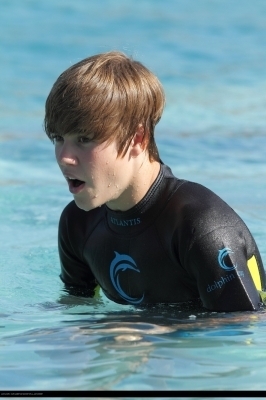  Justin spends his 日 in Atlantis before his コンサート