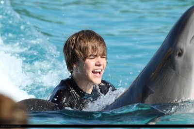  Justin spends his 日 in Atlantis before his コンサート