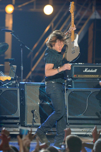  Keith Urban performs onstage at the 2010 CMT Music Awards