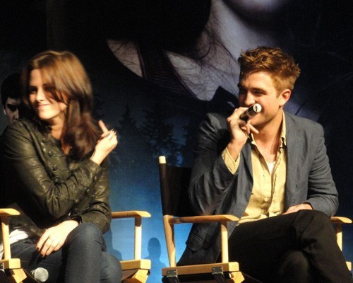  Robert Pattinson at the Twilight convention (June 12)