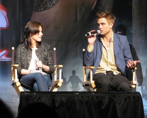  Robert Pattinson at the Twilight convention (June 12)