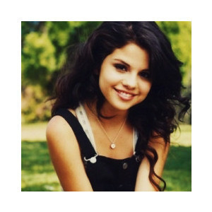  Selena cute!