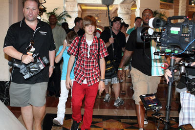 Candids > 2010 > June 12th - Justin Spends His Day In Atlantis 