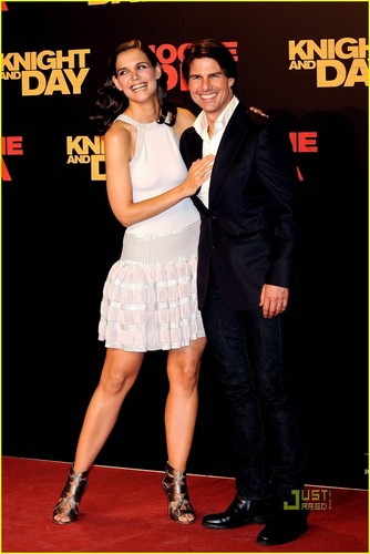  Katie @ Knight & день premiere with Tom Cruise