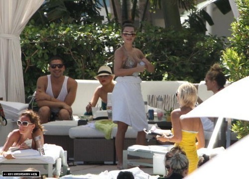  Kim hangs out poolside with বন্ধু in Miami 6/12/10