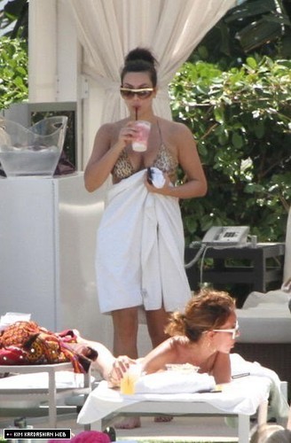  Kim hangs out poolside with mga kaibigan in Miami 6/12/10