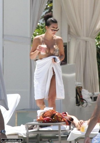  Kim hangs out poolside with دوستوں in Miami 6/12/10