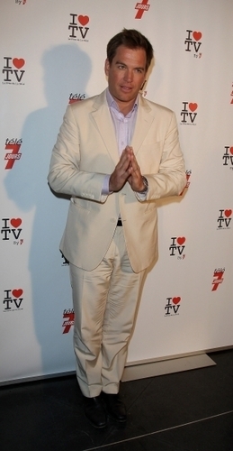  Michael in Paris for the día of the TV
