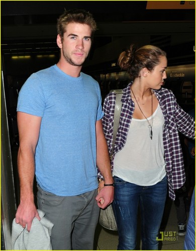  Miley Cyrus & Liam Hemsworth: LAX pasangan