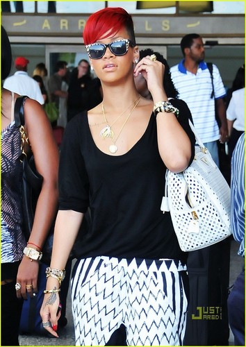  Rihanna at Barbados airport (16/06/2010)