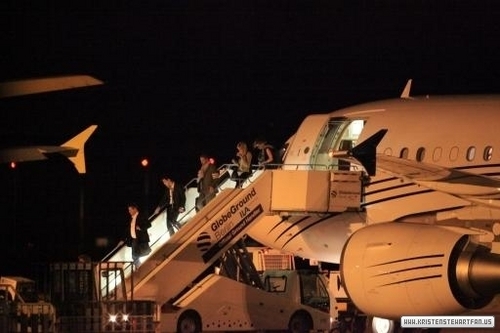  Kristen and Taylor arriving on a private jet at Berlin, Germany - 17-6-10