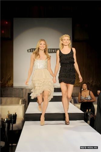  AnnaLynne @ Alice and Olivia Fashion tampil