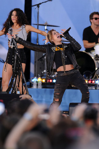  Miley performs on Good Morning America-June 18th,2010