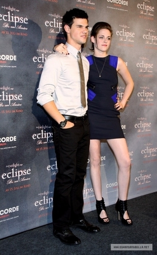  और Kristen [and Taylor] in Berlin - 'Eclipse' Press Tour