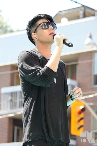  adam pratice for his Much Musica awards performance