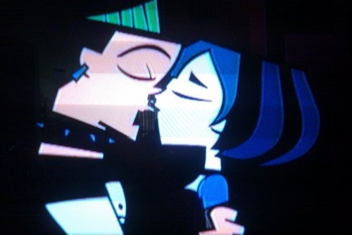  Duncan and Gwen kissing in the voorbeeld