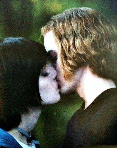  Eclipse: Alice and Jasper kiss
