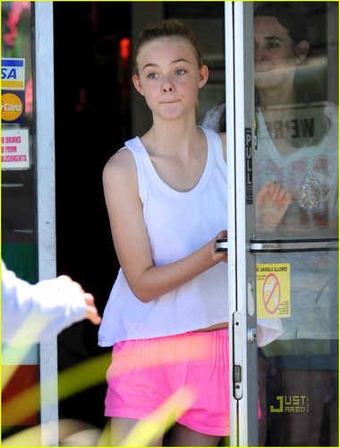  Elle Fanning Eats pizza, bánh pizza for Lunch