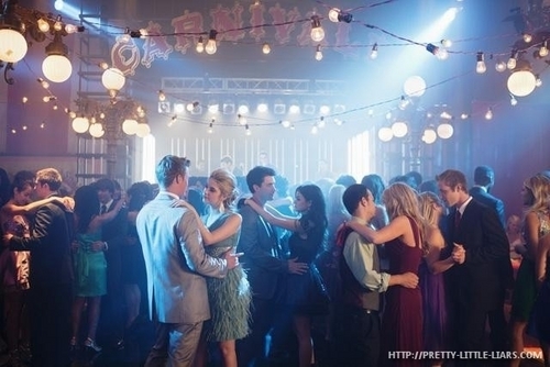  Episode 1.04 - There's No Place Like Homecoming - Promotional foto