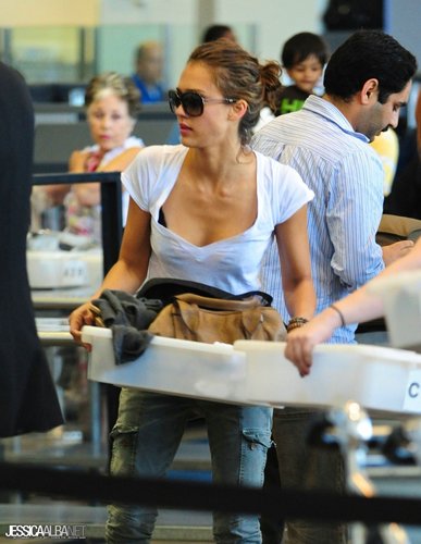  Jessica Alba and Honor at LAX Airport – June 21