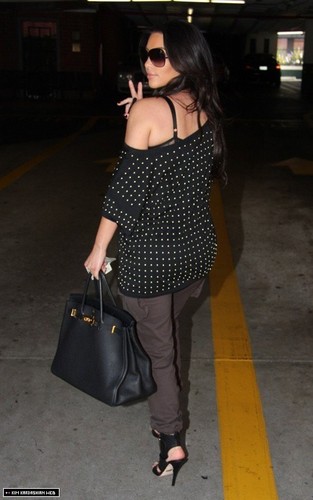  Kim is spotted visiting the nail salon in Beverly Hills 6/23/10