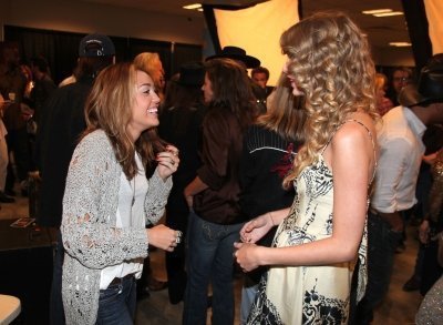  Miley and Taylor at Nashville rising a benefit konsert backstage