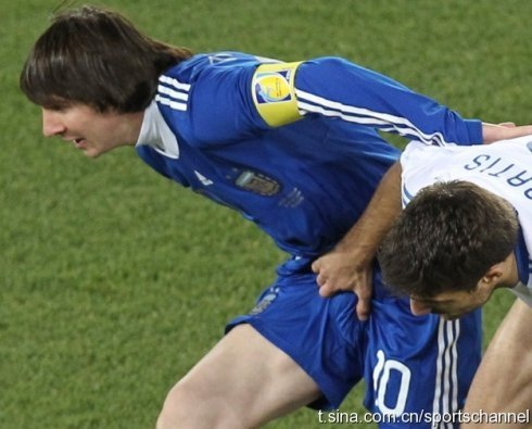  Pooe Messi secretly attacked 由 Greek Defender
