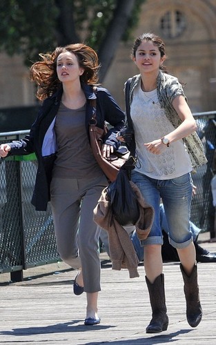  Selena On the Set of Monte Carlo in Paris (June 22nd,2010)