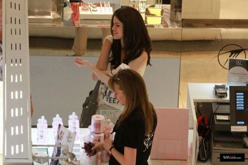  Selena Shopping In Paris(June 23,2010)