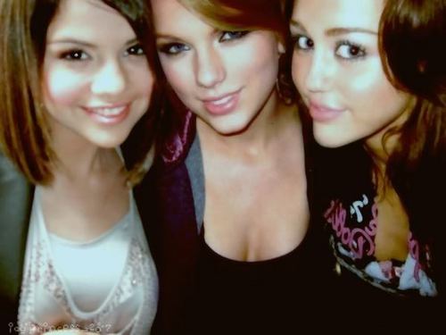  Selena With Taylor And Miley