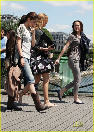  Selena on set "Monte Carlo' in Paris (June 22).