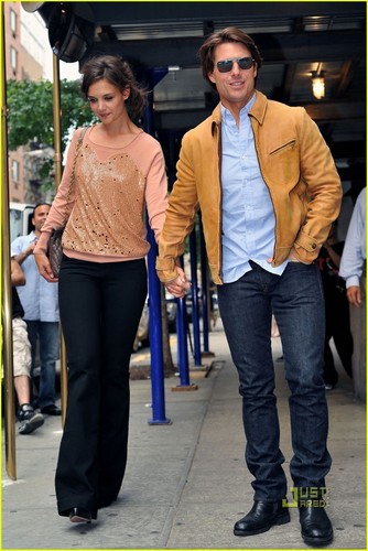  Tom Cruise & Katie Holmes: On The Fence!