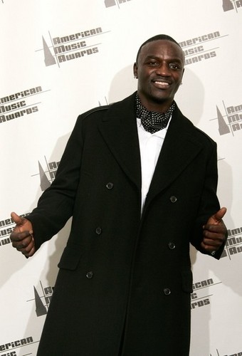  * GOLDEN tim, trái tim Akon *