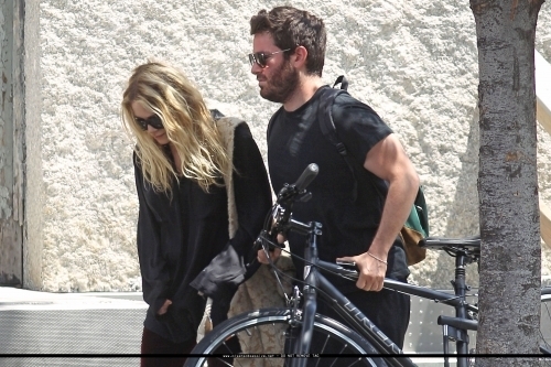  04/06 - Mary-Kate leaving her apartment with a friend