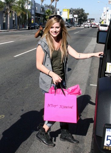  Avril Lavigne Shopping in Ron herman West Hollywood!