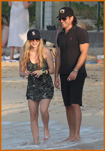  Avril Lavigne Walking on the Saint Barts Beach!