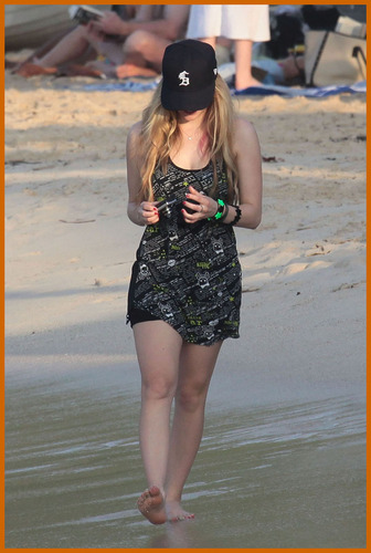  Avril Lavigne Walking on the Saint Barts Beach!