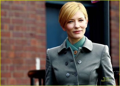  Cate Blanchett Goes Green For The Theater