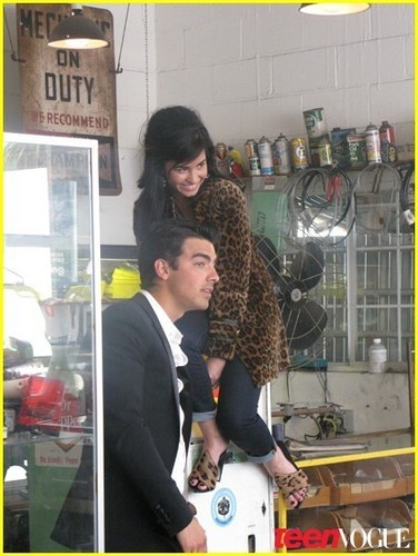 Joe Jonas & Demi Lovato Cover Teen Vogue!