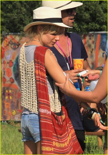  Sienna Miller Gets Tattoo At Glastonbury موسیقی Festival