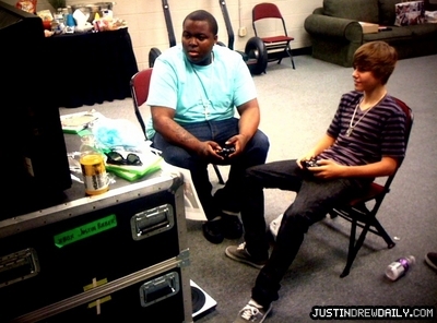  Tours > My World Tour (2010) > Behind The Scenes