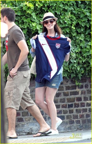  Anne Hathaway: World Cup Watcher