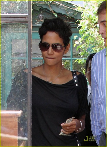  Halle Berry: All Torn Up For Lunch